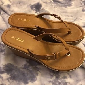 Aldo flip flop wedges!!